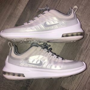 Woman’s Nike air max axis